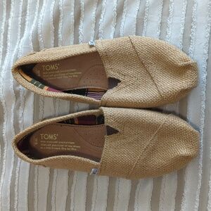 TOMS NWOT Size 6 Tan Classic Natural Burlap Canvas Slip-On Flat Shoes